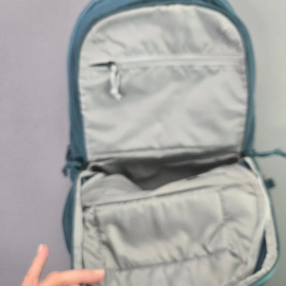 Thule Chronical 28L Backpack Deep Teal Laptop SafeZone 3203888 NWT SAMPLE